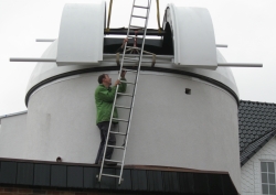Aufsetzen der Kuppel auf das Gebäude